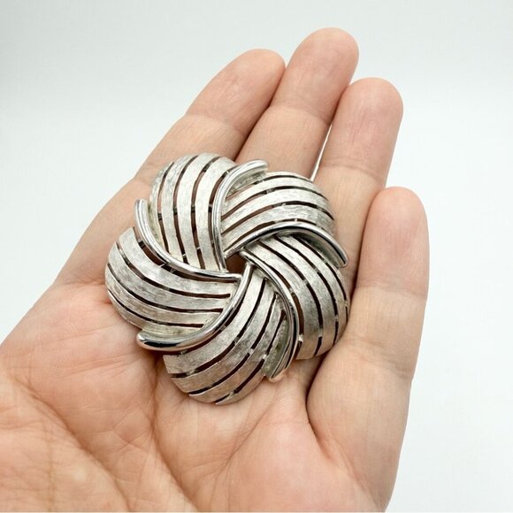 Vintage Crown TRIFARI Spiral Lapel Pin Silver Tone Modernist Statement Brooch - Picture 3 of 7